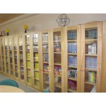 Estante de Madera con Puertas